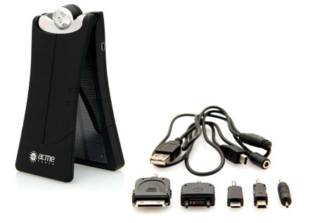 Солнечная батарея AP-3020 комплектуется USB-кабелем, сетевым адаптером (нет на фото) и переходниками для подключения к мобильным устройствам 