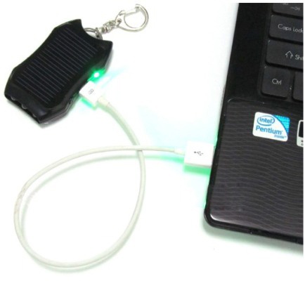 Подзарядку системы Sun Battery Сharm от компьютера можно осуществлять через стандартный кабель USB-microUSB