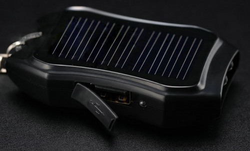 Порт USB на корпусе системы Sun Battery Сharm от попадания пыли защищает заглушка, он используется для питания внешних устройств 